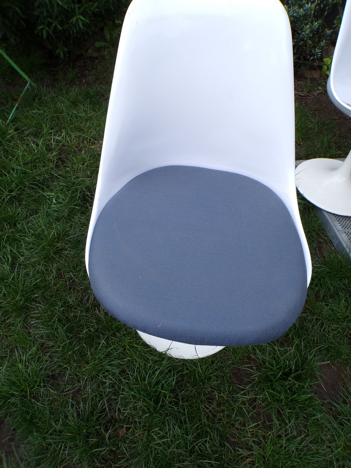Iconic mid Eero Saarin style tulip chairs and associated table