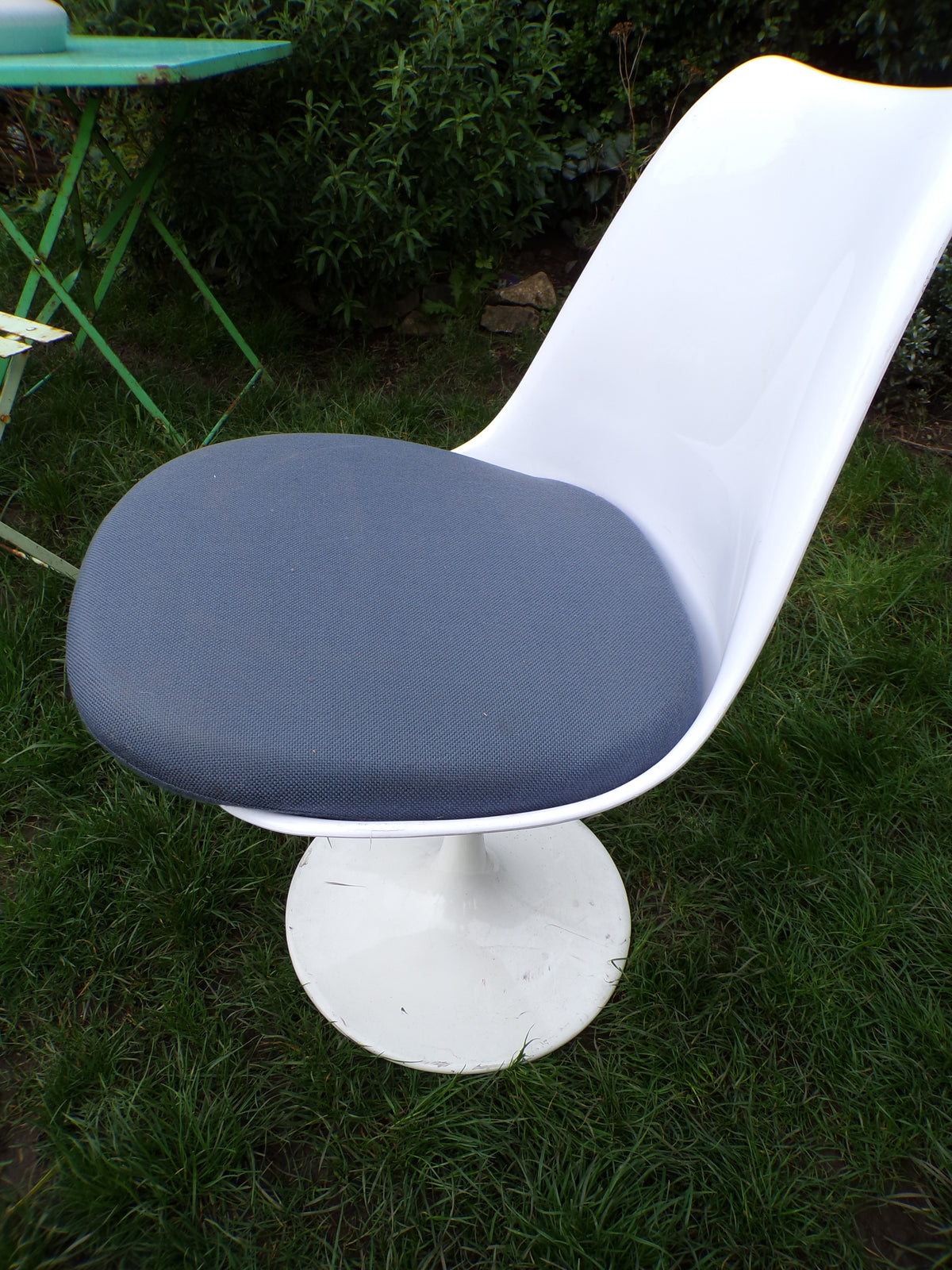 Iconic mid Eero Saarin style tulip chairs and associated table