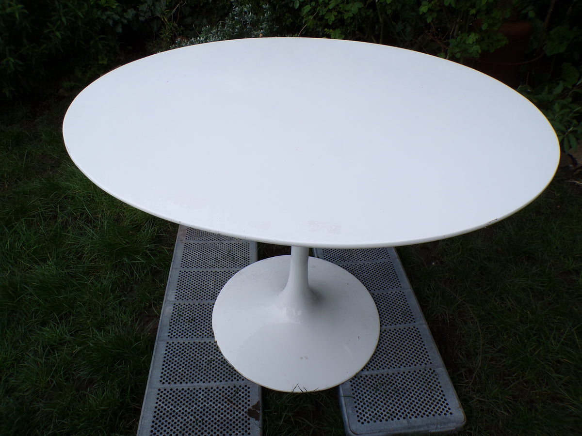 Iconic mid Eero Saarin style tulip chairs and associated table