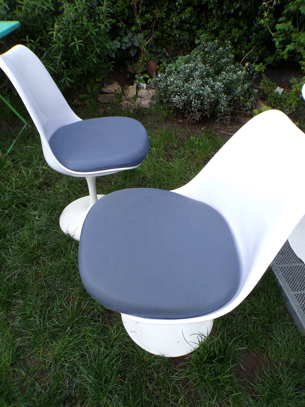 Iconic mid Eero Saarin style tulip chairs and associated table