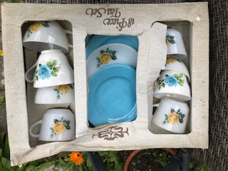 Complete Brexton Mid C picnic basket with flasks, plates and cutlery. Also, Mid C cups and saucers.
